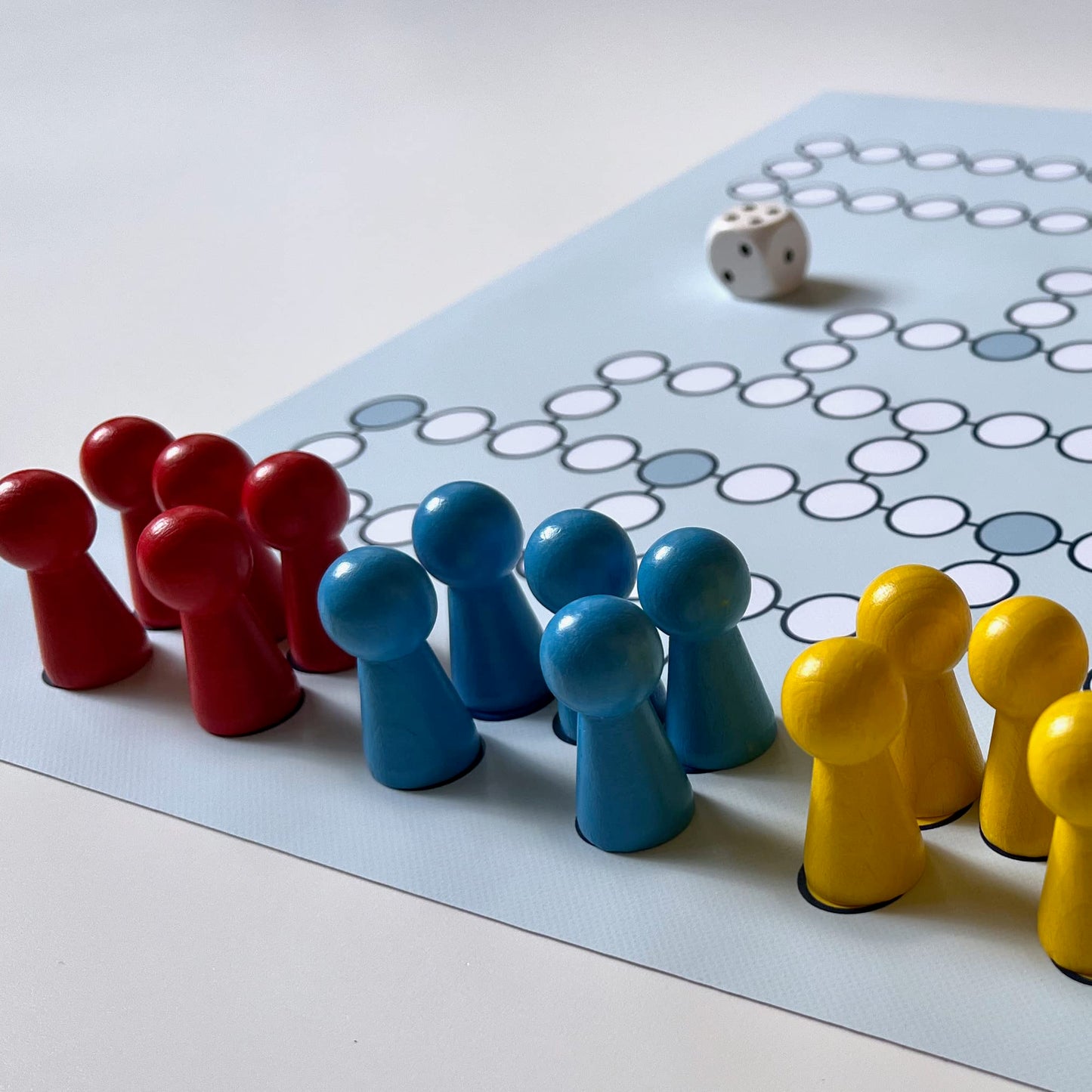 Spieltz Spielmaterial-Set für Ludo, große Halmakegel19/40 mm, Würfel 20 mm