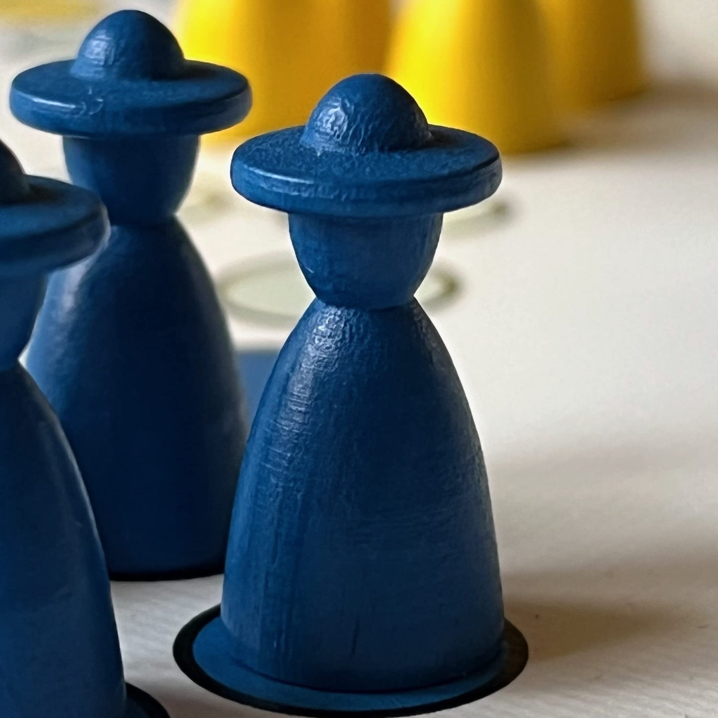 Spieltz Spielfiguren aus Holz, Personen mit Hut 13x13x26 mm, für Brettspiele, farblich gemischt